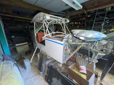une photo montrant la construction d'un bateau dans un garage