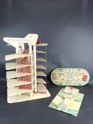 un petit avion en jouet posé à côté d'un livre