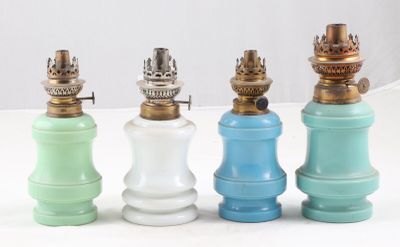 Lot de 4 lampes à pétrole de forme dite "Valentine" en opali…