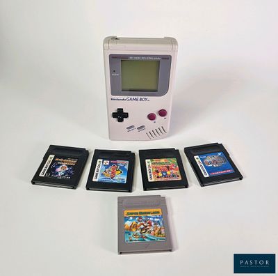 une Game Boy avec quatre cartouches de jeu et un étui à jeux