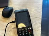 un téléphone portable posé sur un bureau à côté d'un ordinateur portable