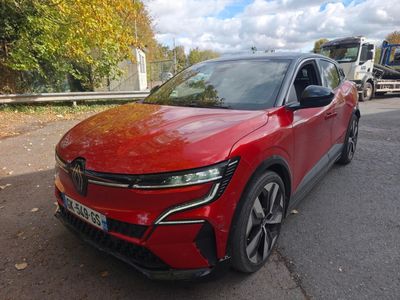 Le SUV Volkswagen rouge est garé sur le bord de la route.