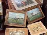 une table sur laquelle sont posées de nombreuses photos encadrées