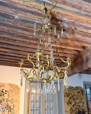 un lustre suspendu au plafond d'un salon