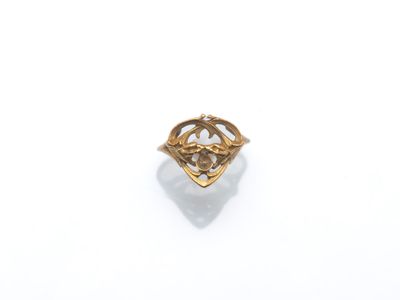 gros plan d'une bague en or sur une surface blanche
