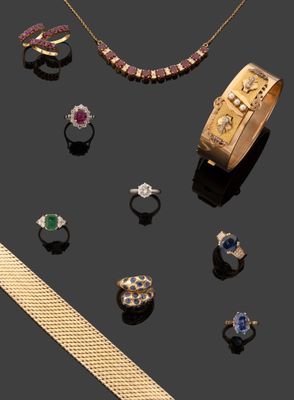 une collection de bijoux comprenant des bagues, des bracelets et des bagues