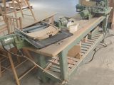 un établi sur lequel sont disposées de nombreuses chaises