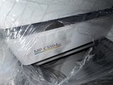 une main tenant un morceau de plastique au-dessus d'un micro-ondes