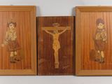 deux tableaux dans des cadres en bois représentant Jésus sur la croix et une femme sur la croix