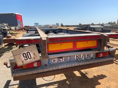 une photo d'un camion avec une plaque d'immatriculation à l'arrière