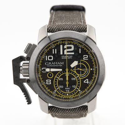 gros plan d'une montre sur une surface blanche