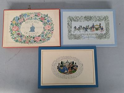 trois cartes sur lesquelles figure une photo d'une famille entourée d'une couronne
