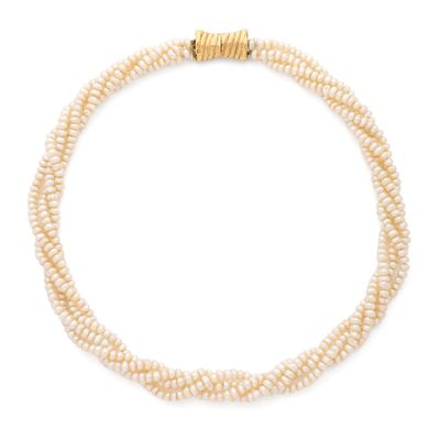 un collier de perles à trois rangs muni d'un fermoir en or