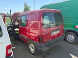 une camionnette rouge garée à côté d'un camion vert