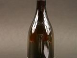 une bouteille de vin posée sur une table