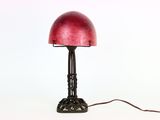 une lampe rouge posée sur une table