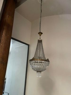 un lustre suspendu au plafond d'une pièce