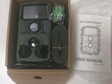 une boîte avec un appareil photo à l'intérieur sur une table