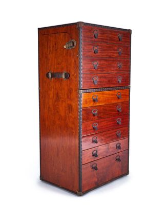 une vieille commode en bois comportant quatre tiroirs de chaque côté