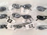 Plusieurs paires de lunettes de soleil sont emballées dans des sachets en plastique, posées sur une surface blanche