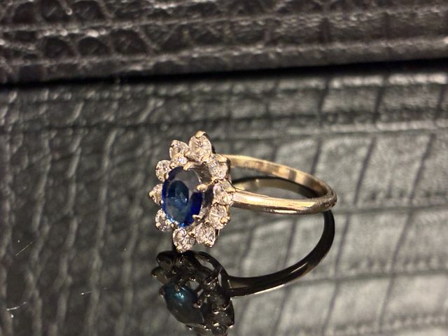 Bague marguerite en or 18 carats 750 millièmes à décor d’un saphi...