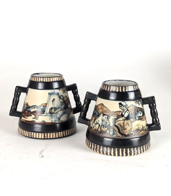 une paire de tasses à café noires et blanches ornées de chevaux