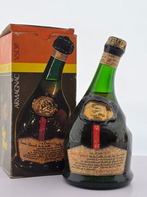 des bouteilles de vin posées à côté d'une boîte de vin sur une table