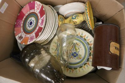 une boîte en carton contenant des assiettes et des bols