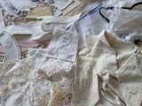 un tas de vêtements posé sur un lit