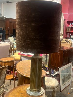 une lampe posée sur une table dans une pièce