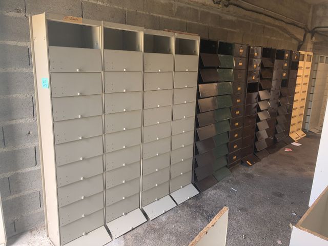 Ensemble de mobiliers de rangement comprenant : 30 casiers métall...
