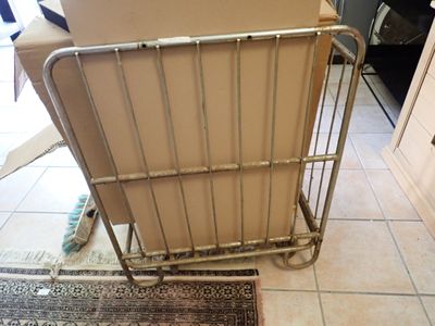 une chaise posée par terre à côté d'une autre chaise