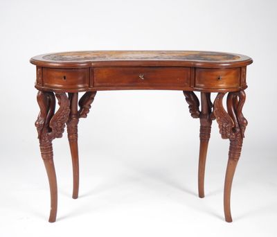 un bureau en bois avec un plateau en marbre et des pieds sculptés