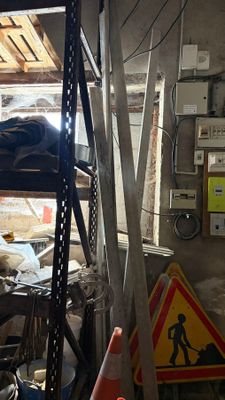 une photo d'un garage encombré