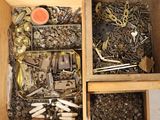 une boîte en bois remplie d'objets métalliques divers