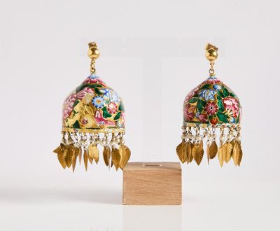 une photo d'une paire de boucles d'oreilles ornées de fleurs