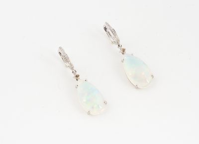 une paire de boucles d'oreilles « oplite » blanches sur fond blanc