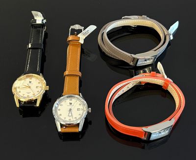 trois montres différentes sont posées les unes à côté des autres sur une surface noire