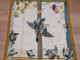 une photo d'une nappe ornée d'oiseaux