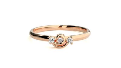 gros plan d'une bague en diamant sur fond blanc