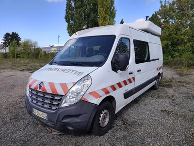 une camionnette blanche avec une bande rouge et blanche