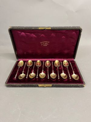 Suite de douze cuillères à café en vermeil à décor gravé et … - Photo 1