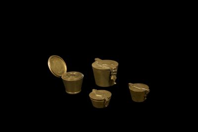 Ensemble de quatre godets pour 500 gr avec le marque d’un ‘M…