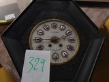 une horloge posée sur une table, avec une étiquette de prix dessus