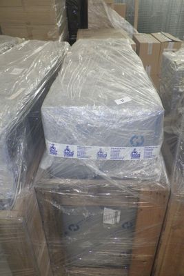 de nombreuses caisses de matelas empilées les unes sur les autres