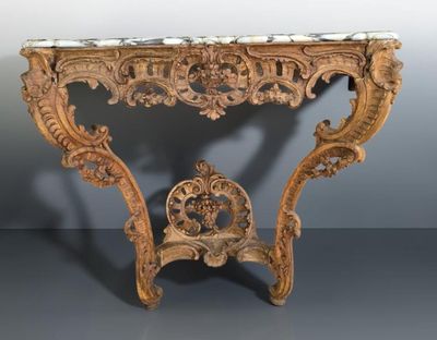 une console ancienne avec un plateau en marbre et des sculptures ouvragées