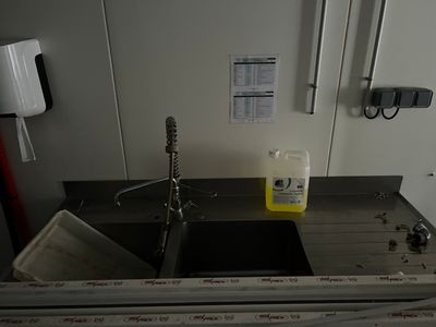 une photo d'une cuisine avec un évier et un robinet