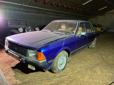 une voiture bleue garée dans un garage