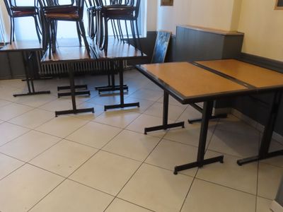 une table et des chaises dans un coin de la pièce
