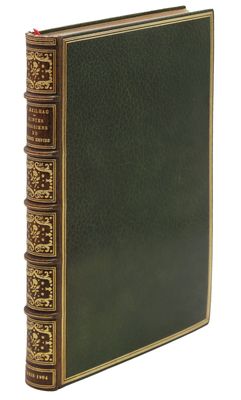 un livre vert avec des bordures dorées et une couverture ornée de bordures dorées